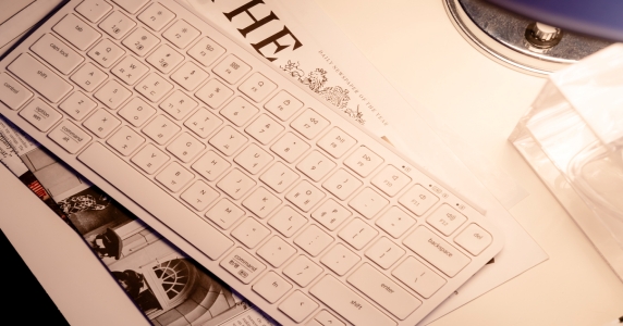 데스크셋업 아이템 미니 사이즈 무선 블루투스 키보드 키크론 B1 화이트